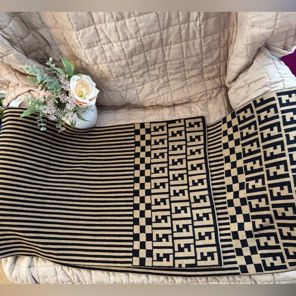 🩷Stunning Fendi Zucca Scarf.❤️Authentic and 99% new. - Picture 5 of 12